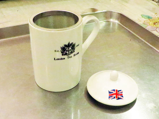 底まで届く大きな茶漉しがポイント 紅茶用茶漉し付きマグカップ ティーマグ のご紹介 英国紅茶専門店ロンドンティールーム