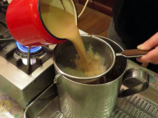 茶こしを使って大きめの寸胴鍋にロイヤルミルクティーを移し替える